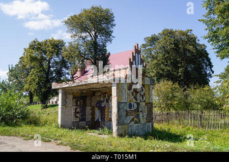 Ancienne URSS mosaïque sur arrêt de bus dans l'ouest de l'Ukraine. L'Europe. Banque D'Images