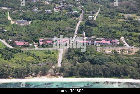 Une vue aérienne montrant la côte de la plage de Pau et le centre commercial abandonné la Fiesta et le village de Matuis à San Roque, Saipan Banque D'Images
