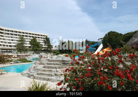 Neos Marmaras, Grèce - 07 mai, 2012 : vue sur le territoire et d'une piscine avec toboggans d'un hôtel haut de gamme moderne, Sithoniа péninsule. Banque D'Images
