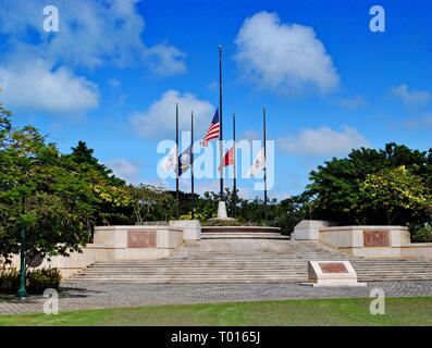DRAPEAUX AMÉRICAINS et militaires à la moitié du personnel de la Cour d'honneur à l'American Memorial Park, Saipan Banque D'Images