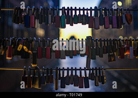 Locks of love blury lumières fond sur la Saint-Valentin. Serrures de mariage pont de corde sur le symbole de verrouillage à paroi en acier concept aime toujours. Serrure à clé sur l'acier Banque D'Images
