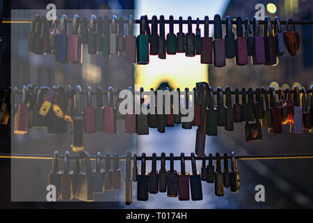 Locks of love blury lumières fond sur la Saint-Valentin. Serrures de mariage pont de corde sur le symbole de verrouillage à paroi en acier concept aime toujours. Serrure à clé sur l'acier Banque D'Images