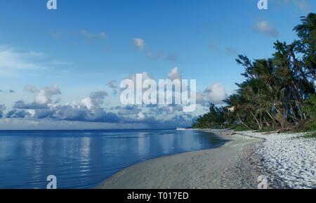 Belle plage avec des nuages cotonneux blanc moelleux de Garapan, Saipan, Mariannes du Nord Banque D'Images