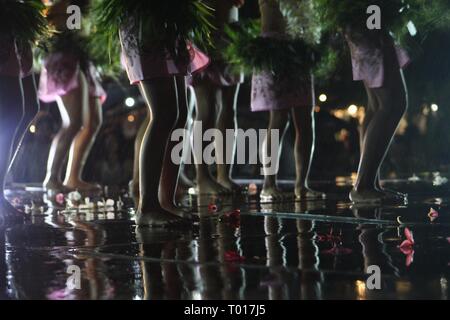 Silhouettes de jeunes danseurs culturels dancing in the rain sur scène à un festival en plein air. Saipan, Mariannes du Nord Banque D'Images