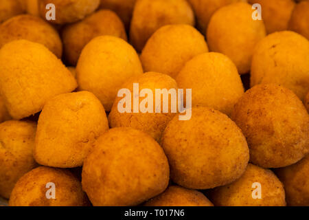 Des croquettes ou croquetas espagnoles traditionnelles sur une plaque blanche avec une fourchette. Tapas. Banque D'Images