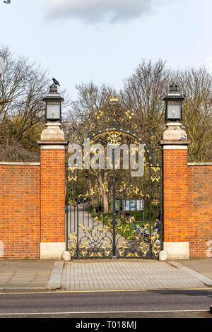 Entrée ornementales à Holland Park, Kensington High Street, Kensington, Londres Banque D'Images