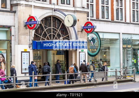 London Underground tube station à High Street Kensington. Londres. Banque D'Images