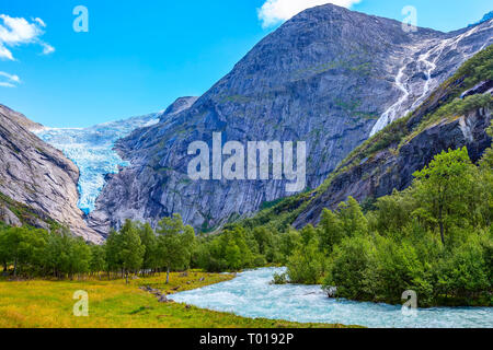 Briksdalsbreen Glacier Briksdal ou dans les temps anciens, la Norvège avec le vert des montagnes, rivière et cascade Banque D'Images