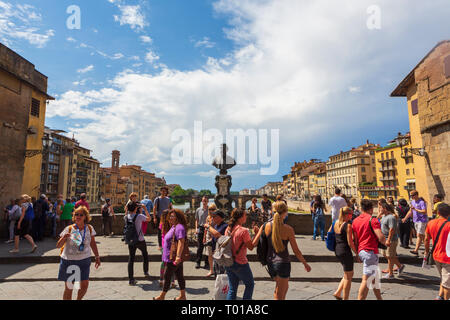 Le Ponte Vecchio, une pierre médiévale de tympan fermé arcs surbaissés de pont sur l'Arno, à Florence, Italie, a noté pour toujours des boutiques construites Banque D'Images