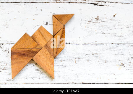 Casse-tête Tangram en forme de chameau sur le vieux fond de bois blanc Banque D'Images