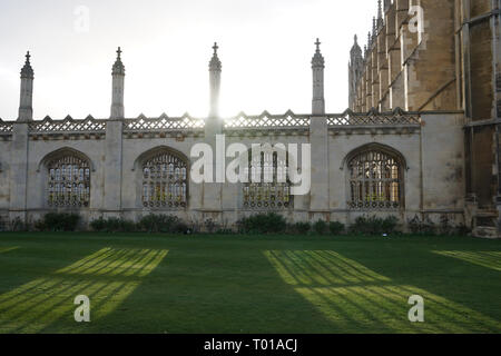 La lumière du soleil brille à travers des traces de pierre de style gothique dans un collège historique de Cambridge, le Kings College Banque D'Images