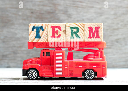 Jouet camion échelle incendie bloc aient une lettre en word terme sur fond de bois Banque D'Images