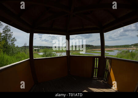 L'observation d'oiseaux Observation de la tour de bois du kiosque situé dans Gredelby Fageltorn Knivsta Agar nature Wildlife park. La Suède Banque D'Images