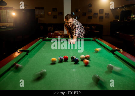 Joueur de billard masculin avec cue à la table Banque D'Images