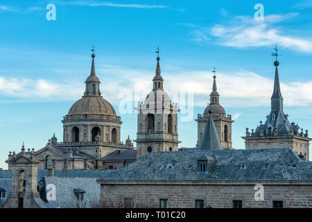 Constructions anciennes et coupoles de l'escorial. Espagne Madrid. Banque D'Images