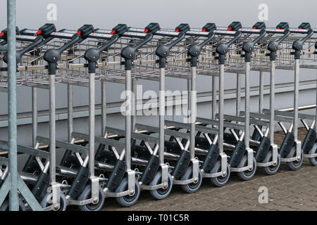 Rangée de chariots à bagages / bagages à l'aéroport Banque D'Images