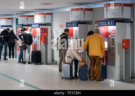 Berlin, Allemagne - mars 2019 : Les gens d'acheter billet au distributeur automatique de la gare souterraine à Berlin Banque D'Images