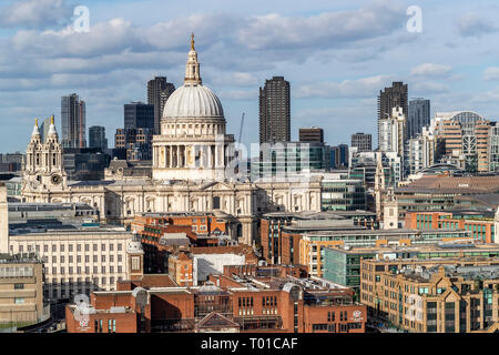 Le dôme de la Cathédrale St Paul au coeur de Londres à partir de la plate-forme d'observation de la Tate. Banque D'Images