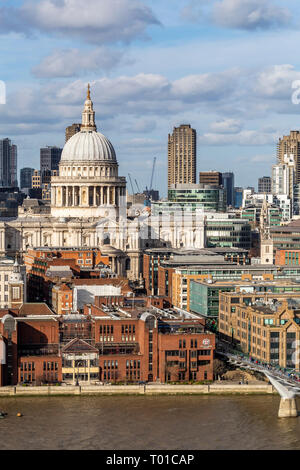 Le dôme de la Cathédrale St Paul au coeur de Londres à partir de la plate-forme d'observation de la Tate. Banque D'Images