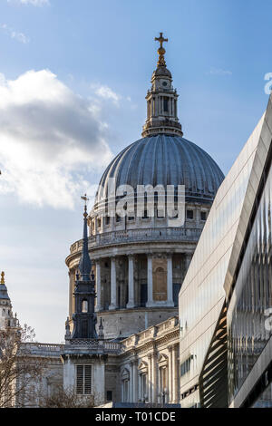 Le dôme de la Cathédrale St Paul de nouveau changer, avec la flèche noire de Saint Augustin Watling Street en face. Londres. Banque D'Images