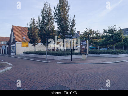 Den Helder, aux Pays-Bas, le 13 octobre 2018 : Street.jpg avec publicité locale Banque D'Images