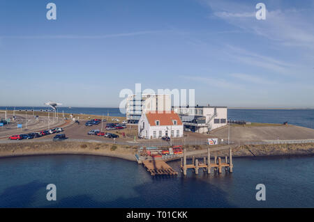 Den Helder, aux Pays-Bas, le 13 octobre 2018 : la vue de traversier sur les terres de l'Hôtel 'Fin' et le poivre chambre avec parking et le littoral Banque D'Images