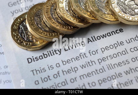 Le DWP disability living allowance NOTICE AVEC UNE PIÈCES LIVRE RE PROFITE AUX PERSONNES ÂGÉES À FAIBLE REVENU DES PENSIONNÉS PENSION CREDIT ETC UK Banque D'Images