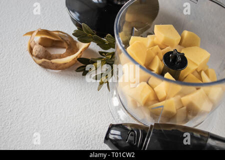 Pommes de terre pelées et coupées en cubes, des morceaux. Le processus de cuisson. Pommes de terre naturelle Banque D'Images