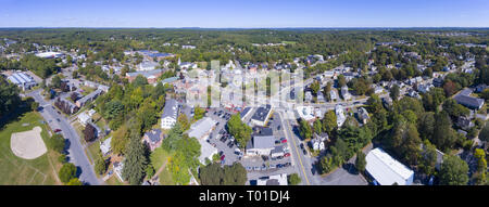 Le centre-ville de Ashland panorama vue aérienne, y compris l'Église et la mairie de fédérés à Ashland, Massachusetts, USA. Banque D'Images