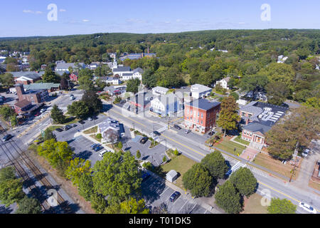 Ashland town center vue aérienne, y compris l'Eglise fédérée et de la Mairie de Ashland, Massachusetts, USA. Banque D'Images