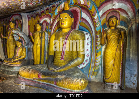 Le plus impressionnant de Sri Lanka's Cave temples, sanctuaires cinq richement décorées de 'Dambulla Rock et temples de caverne" s'asseoir sous un énorme éperon outcro Banque D'Images