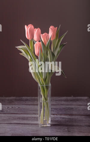 Un bouquet de tulipes roses sur fond sombre Banque D'Images