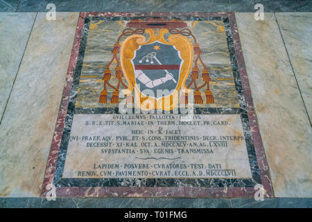 Armoiries du cardinal sur le sol de l'église de Santa Maria in Portico Campitelli à Rome, en Italie. Banque D'Images
