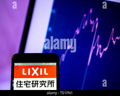 Lixil Group Corporation vu le logo affiché sur le téléphone intelligent. Banque D'Images