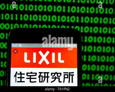 Lixil Group Corporation vu le logo affiché sur le téléphone intelligent. Banque D'Images