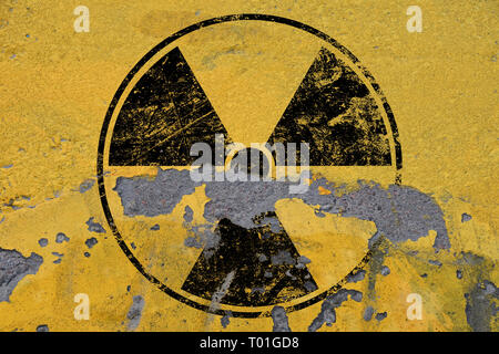 Signe de détresse radioactifs noir peint sur grunge fond jaune avec copie espace Banque D'Images