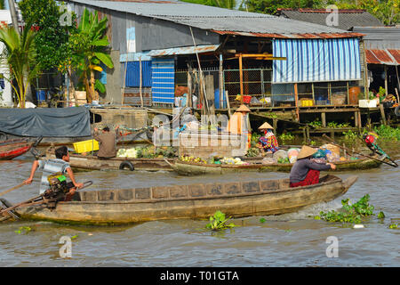 Phong Dien, Vietnam - 31 décembre 2017. Les vendeurs locaux sur la rivière à la Marché Flottant Phong Dien près de Can Tho dans le Delta du Mékong Banque D'Images