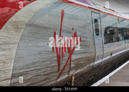 Une classe sale 390 Pendolino Virgin à plate-forme 1 de la gare centrale de Glasgow Banque D'Images