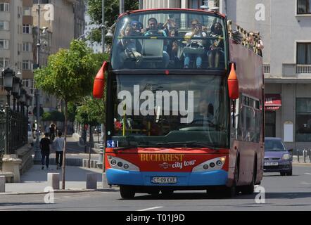 Bucarest, Roumanie - 01 juillet 2018 : un bus à impériale avec les touristes sur l'Avenue de la Victoire à Bucarest, Roumanie. Banque D'Images