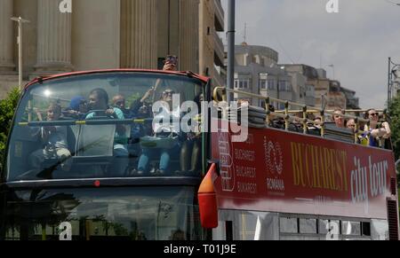Bucarest, Roumanie - 01 juillet 2018 : un bus à impériale avec les touristes sur l'Avenue de la Victoire à Bucarest, Roumanie. Banque D'Images