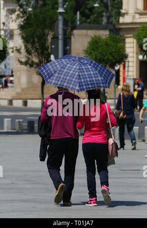 Bucarest, Roumanie - 01 juillet 2018 : un couple en train de marcher sur l'Avenue de la Victoire à Bucarest, Roumanie. Banque D'Images
