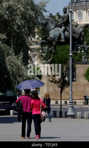 Bucarest, Roumanie - 01 juillet 2018 : un couple en train de marcher sur l'Avenue de la Victoire à Bucarest, Roumanie. Banque D'Images