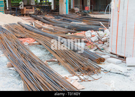 Des barres de fer sur le sol sol at construction site Banque D'Images