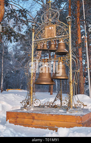 PISANITSA TOMSKAYA, RUSSIE - janvier 04, 2019 : cloches près de chapelle en l'honneur des saints Cyrille et Méthode Banque D'Images
