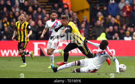 Le Crystal Palace Cheikhou Kouyate (droite) et Watford's Gerard Deulofeu bataille pour la balle durant le quart de finale de la FA Cup Match à Vicarage Road, Watford. Banque D'Images