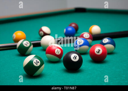 Beaucoup de boules de billard et une clôture de repère, macro-shot d'une table de billard professionnelle compétitive Banque D'Images