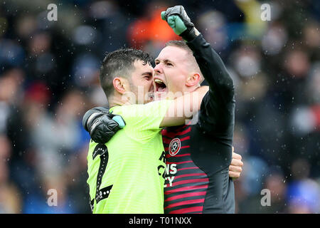 Le gardien de Sheffield United Dean Henderson (à droite) et Sheffield United's John Egan célèbrent la victoire après le match de championnat Sky Bet à Elland Road, Leeds. Banque D'Images