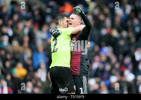 Le gardien de Sheffield United Dean Henderson (à droite) et Sheffield United's John Egan célèbrent la victoire après le match de championnat Sky Bet à Elland Road, Leeds. Banque D'Images