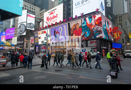 Néon lumineux et panneaux numériques à Times Square, New York City, NY, USA. Banque D'Images