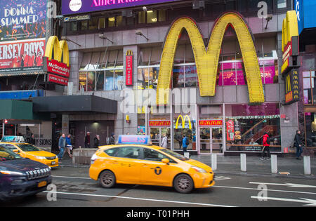 McDonald's restaurant fast food à emporter, à Times Square, New York City, NY, USA. Banque D'Images